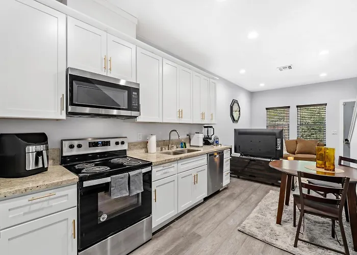 Cozy 2Bdr, 1Br Home Near Downtown