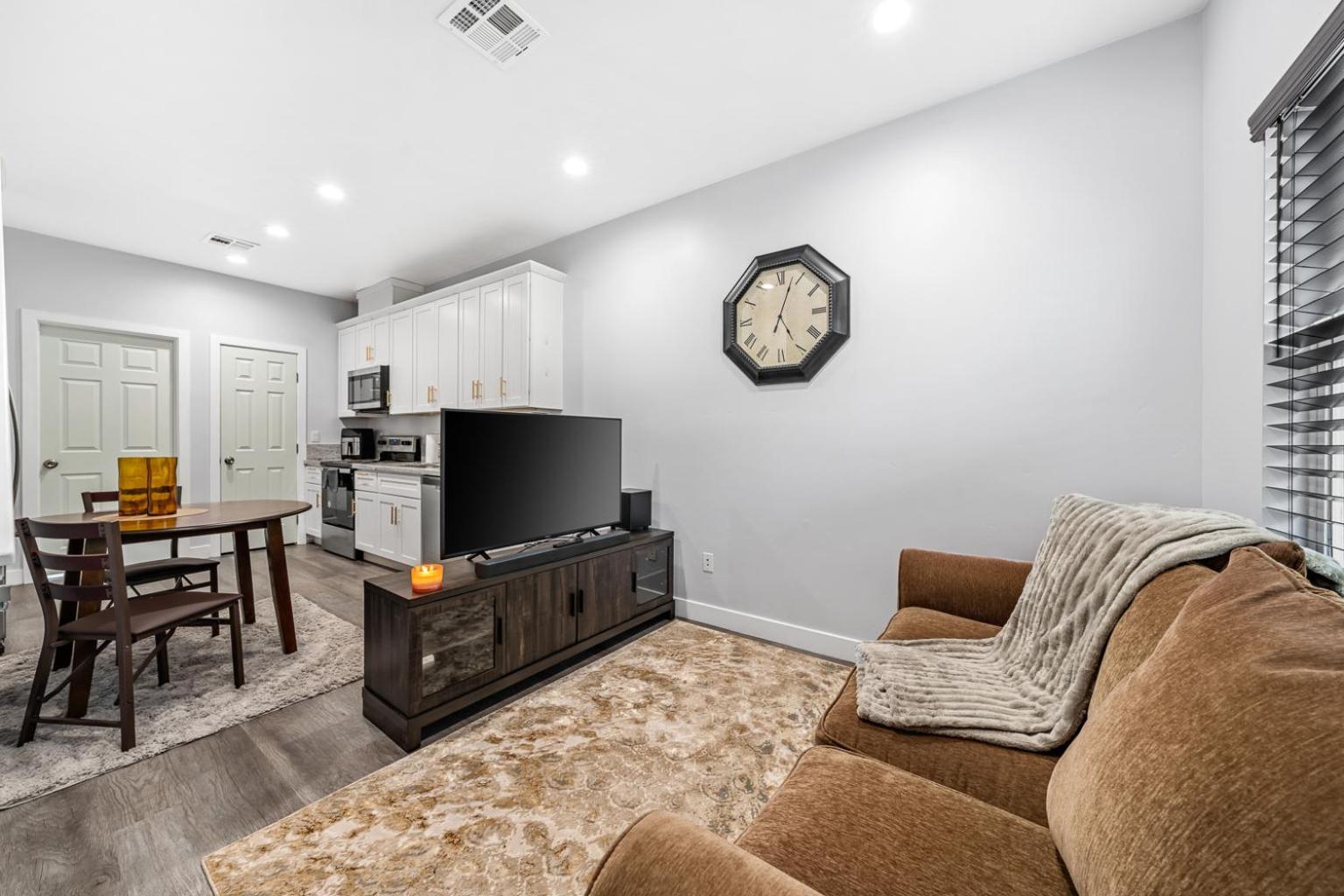 Cozy 2bdr, 1br Near Downtown *