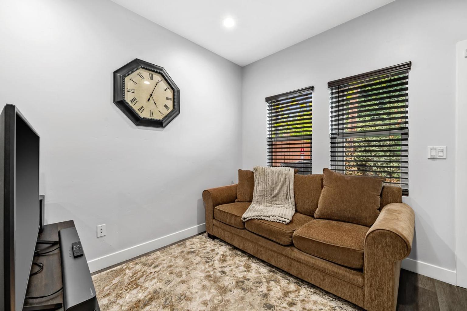 Cozy 2bdr, 1br Near Downtown *