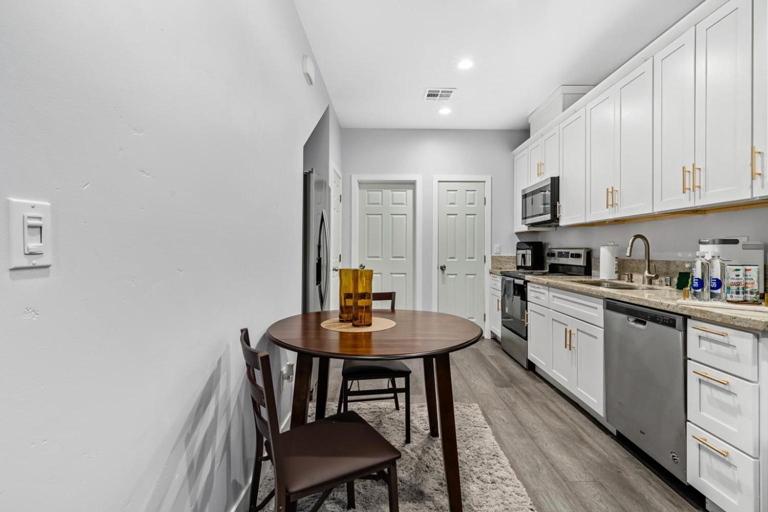 Cozy 2bdr, 1br Near Downtown *